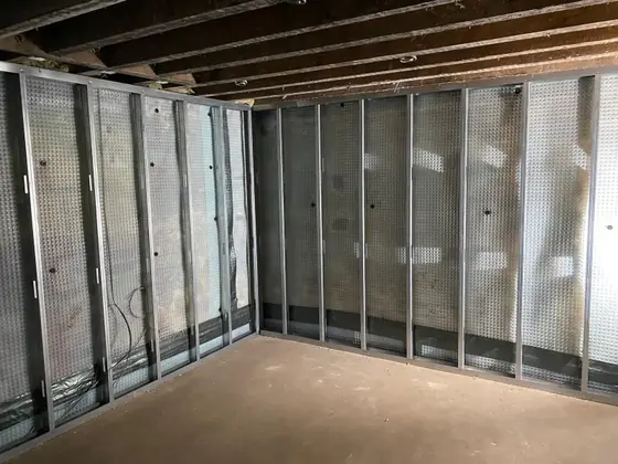 Cellar walls lined with a dimpled drainage membrane